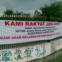 Spanduk Penolakan Hade Terpasang di Monumen Perjuangan Jabar